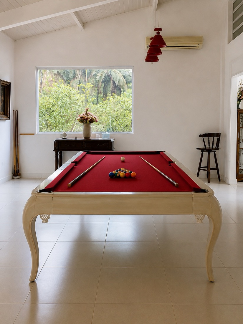 Mesa de sinuca em sala branca com janela para a mata