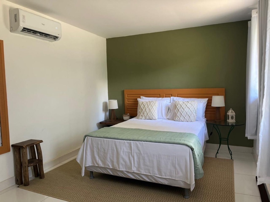 Quarto menor com parede verde